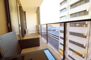 ein Balkon mit Blick auf ein Gebäude in der Unterkunft Ruby Red, 1Bd 1Bth Apt - Woden CBD in Phillip