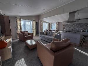 Posezení v ubytování Stunning Lodge With Decking Nearby Hunstanton Beach, Sleeps 6 Ref 23215K