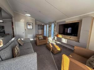 Posezení v ubytování Stunning Lodge With Decking Nearby Hunstanton Beach, Sleeps 6 Ref 23215K