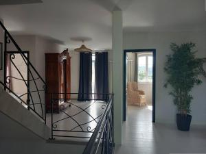 un salon avec un escalier et une plante dans l'établissement Maison idéale à Mendionde pour 8 personnes, avec grand jardin et équipements modernes - FR-1-495-104, à Mendionde