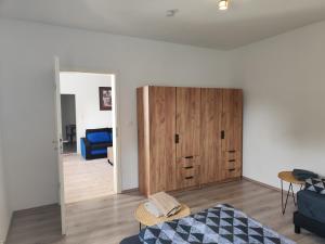 Μια τηλεόραση ή/και κέντρο ψυχαγωγίας στο Charmantes Haus-im-Haus Apartment mit eigenem Hauseingang