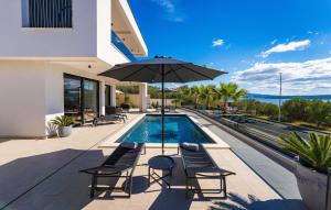 een villa met zwembad en parasol bij Villa Sense in Posedarje +42 foto's