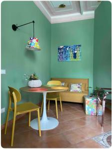 a living room with a table and a couch at Locazione turistica Ida in Amantea