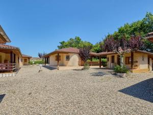 a house with a gravel driveway in front of it at Charmant T2 à Barbotan-les-Thermes avec Animaux admis, Terrasse Privée - FR-1-841-20 in Barbotan-les-Thermes +12 photos