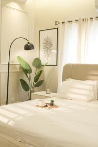 Postel nebo postele na pokoji v ubytování Fior Residence 2BHK + 34 fotografií