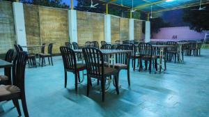 een rij tafels en stoelen in een restaurant bij The Lala Hotel and Resort in Pushkar