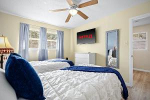 a bedroom with two beds and a ceiling fan at NEW Medical Professional Home Near Scott & White Medical and McClains Children Hospital in Temple