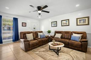 a living room with couches and a ceiling fan at NEW Medical Professional Home Near Scott & White Medical and McClains Children Hospital in Temple +19 photos