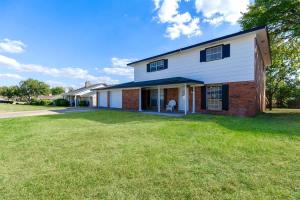 a house with a lawn in front of it at NEW Medical Professional Home Near Scott & White Medical and McClains Children Hospital in Temple