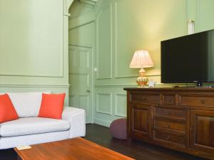 een woonkamer met een tv op een houten dressoir bij Scarborough Esplanade in Scarborough