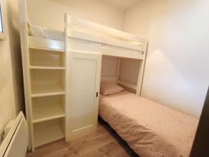 - un lit superposé blanc dans une petite chambre dans l'établissement Confort et Bien-être à Saint-Lary-Soulan - T3 pour 6 avec WiFi et Parking - FR-1-457-383, à Saint-Lary-Soulan