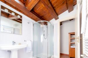 un bagno con doccia in vetro e lavandino di Il Giardinetto Rooms a Ferrara Altre 8 foto