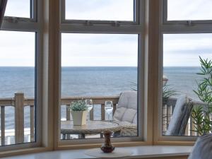 LlanddulasにあるSunset Lodgeの窓から海の景色を望めます。