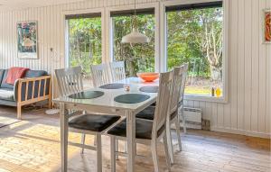 Posezení v ubytování Lovely Home In Hadsund With Wifi