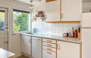 Kuchyň nebo kuchyňský kout v ubytování Lovely Home In Hadsund With Wifi