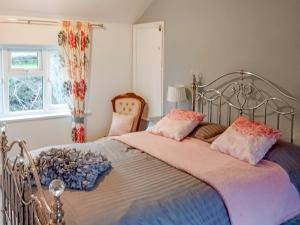 Postel nebo postele na pokoji v ubytování Ivy Rose Cottage