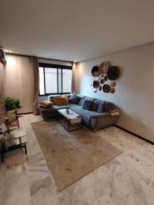 a living room with a couch and a table at Studio Centre Ville in Marrakech