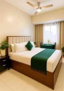 Ένα ή περισσότερα κρεβάτια σε δωμάτιο στο Baguio City Condo with Nature View, Near SM