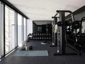 - une salle de sport avec de nombreux équipements dans l'établissement Novotel Perth Murray Street, à Perth