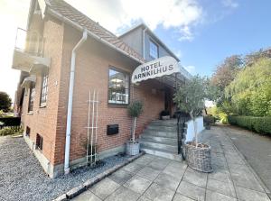 セナボーにあるHotel Arnkilhusの「ホットアンティーク」と書かれた看板のあるレンガ造りの建物 +13枚の写真