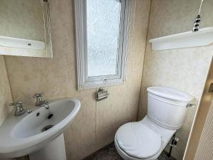 Koupelna v ubytování Lovely Caravan At Manor Park, Nearby Hunstanton Beach In Norfolk Ref 23029T + 9 fotografií