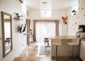 eine Küche mit Tisch und Stühlen in einem Zimmer in der Unterkunft Maison 4 pers 10 min Disneyland Paris Terrasse Parking Gratuit in Chalifert