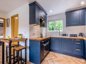 Una cocina o cocineta en The May Tree