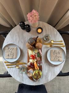 セナボーにあるHotel Arnkilhusの上の皿