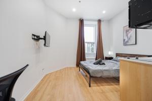 a bedroom with a bed and a window at Magnificent Studio with FREE parking near downtown in Montréal