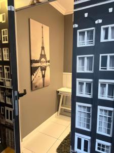 a door into a room with a picture of the eiffel tower at EUROPA22 Apartament RELAKS z JACUZZI w samym sercu miasta Prestiżowe osiedle z widokiem na park i staw z fontannami Szybkie i Łatwe Zameldowanie in Tomaszów Mazowiecki
