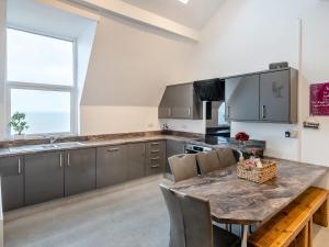レッドカーにあるSea View Penthouse - Regency Mansionのキッチン(テーブル、椅子、カウンタートップ付) +26枚の写真