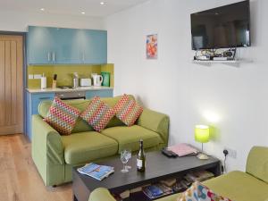 GermoeにあるKatalumaのソファとテーブルのあるリビングルーム