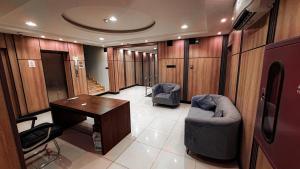 a conference room with a desk and chairs and a table at شقق زهرة النزلاء المخدومة in Buraydah