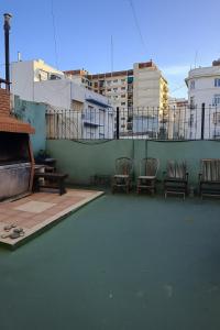 Un grupo de sillas colocadas encima de un tejado. en San Telmo Blue house, en Buenos Aires