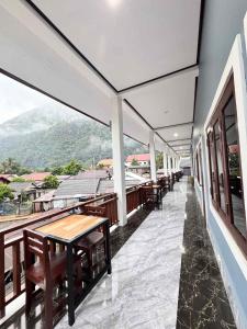 Nespecifikovaný výhled na hory nebo výhled na hory při pohledu z penzionu