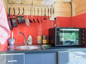 Una cocina o cocineta en Moonlight View - Uk35187