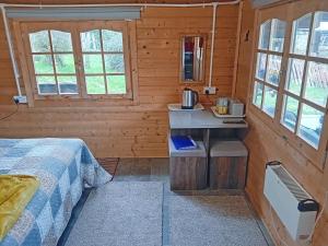une chambre avec un lit et un bureau dans une pièce dans l'établissement Alpaca Hideaway - Uk35188, à Newtown