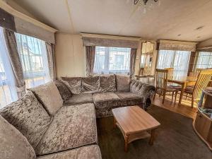 una sala de estar con un sofá y una mesa en 6 Berth Caravan Nearby Hunstanton Beach Front In Norfolk Ref 13019L, en Hunstanton