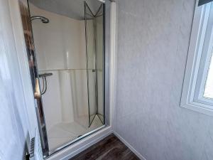 una ducha con puerta de cristal en un baño en 6 Berth Caravan Nearby Hunstanton Beach Front In Norfolk Ref 13019L, en Hunstanton 17 fotos más