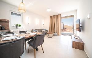Un comedor y una sala de estar con mesa y sillas. en Lovely Apartment In Vrsi With Sauna, en Kod Mula