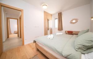 Un dormitorio con una cama con dos toallas encima. en Lovely Apartment In Vrsi With Sauna, en Kod Mula