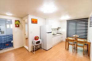 Køkken eller tekøkken på 서울 홍대 야피게스트하우스 홍대입구역6번출구 큰집 2Room 단독전체사용 + 39 billeder