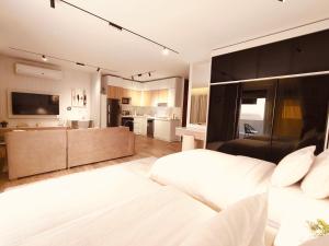 Postel nebo postele na pokoji v ubytování جناح فندقي مريح في قلب القاهرة