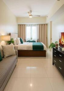 Ένα ή περισσότερα κρεβάτια σε δωμάτιο στο Baguio City Condo with Nature View, Near SM