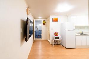 Køkken eller tekøkken på 서울 홍대 야피게스트하우스 홍대입구역6번출구 큰집 2Room 단독전체사용