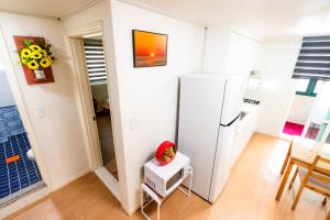 Køkken eller tekøkken på 서울 홍대 야피게스트하우스 홍대입구역6번출구 큰집 2Room 단독전체사용