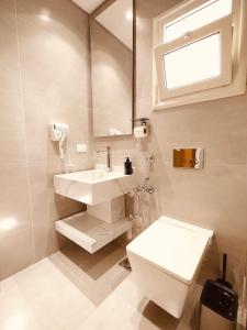 Koupelna v ubytování جناح فندقي مريح في قلب القاهرة + 70 fotografií