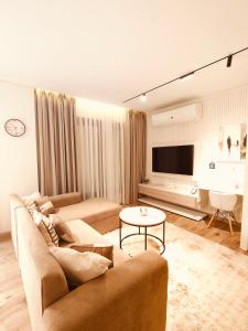 TV a/nebo společenská místnost v ubytování جناح فندقي مريح في قلب القاهرة