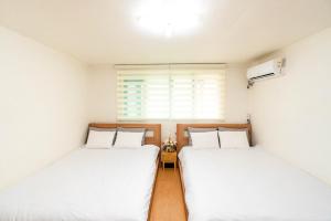 En eller flere senge i et værelse på 서울 홍대 야피게스트하우스 홍대입구역6번출구 큰집 2Room 단독전체사용