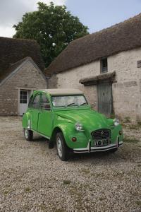 GresseyにあるParcel Tiny House Brunel - 50 minutes de Parisの建物前に停車する緑車
